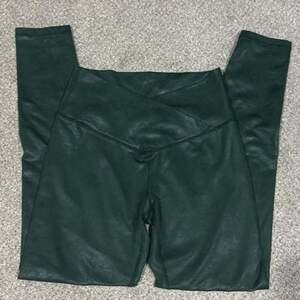 Offline By Aerie The Hugger Crossover High Waisted Crackle Legging in Green Sz M